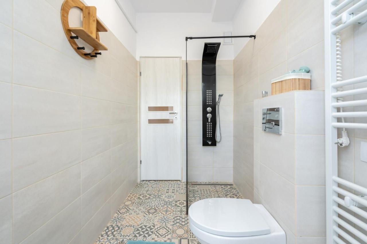 Spacious And Cozy Apartment In Central Boekarest Buitenkant foto